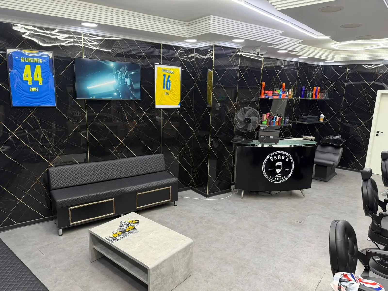 Lounge und Empfang bei Fero's Barbier